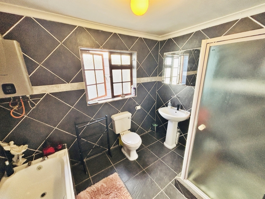 5 Bedroom Property for Sale in Struisbaai Western Cape